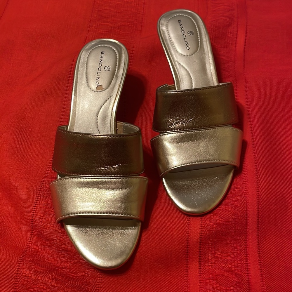 Bandolino cute Gold slip on sandals with dainty heels. (Mlb) - Picture 3 of 10